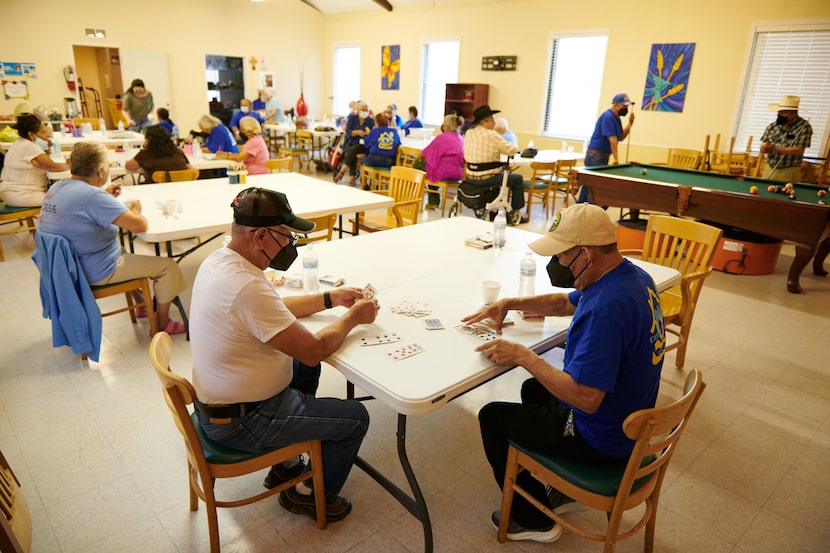 Miembros de Casa Feliz participando en juegos de cartas, jugando al billar y haciendo...