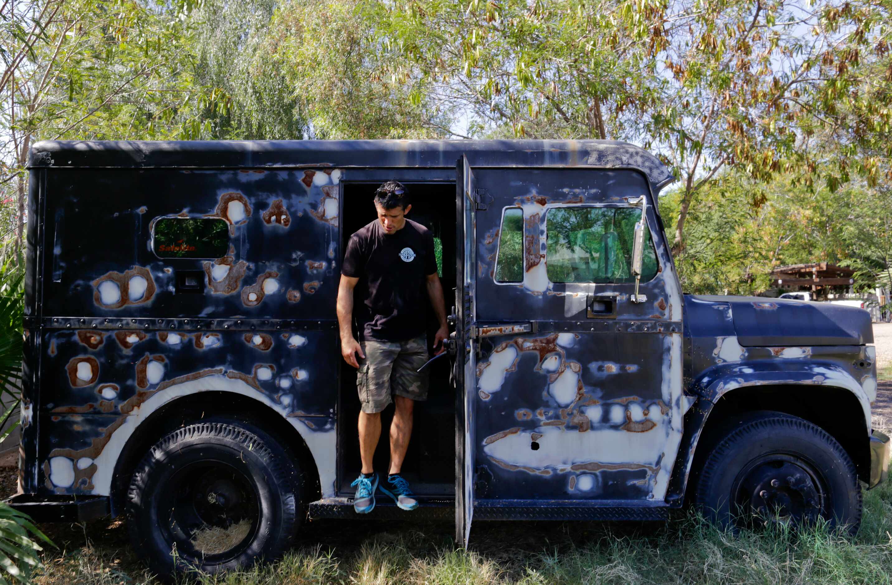 Privately owned armored trucks raise eyebrows after Dallas police attack