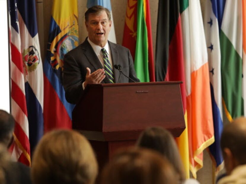 El alcalde de Dallas, Mike Rawlings, habla durante una conferencia de prensa sobre el...