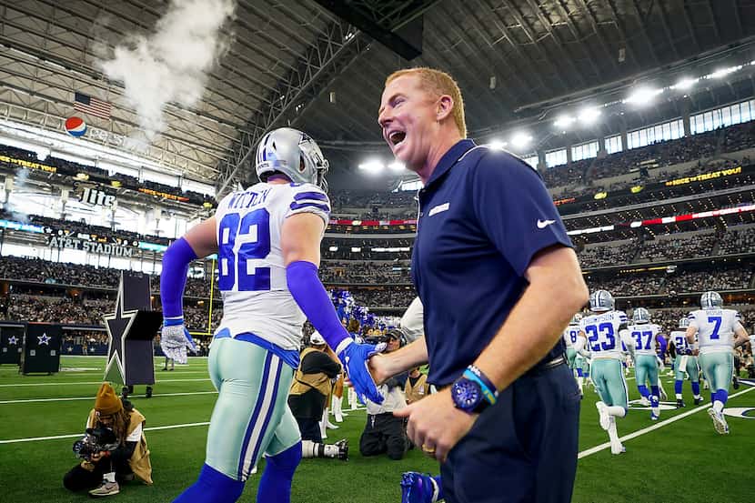Dallas Cowboys head coach Jason Garrett slaps hands with tight end Jason Witten (82) as the...
