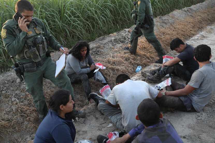 Agentes de la Patrulla Fronteriza detienen a una grupo de inmigrantes de centroamerica en la...