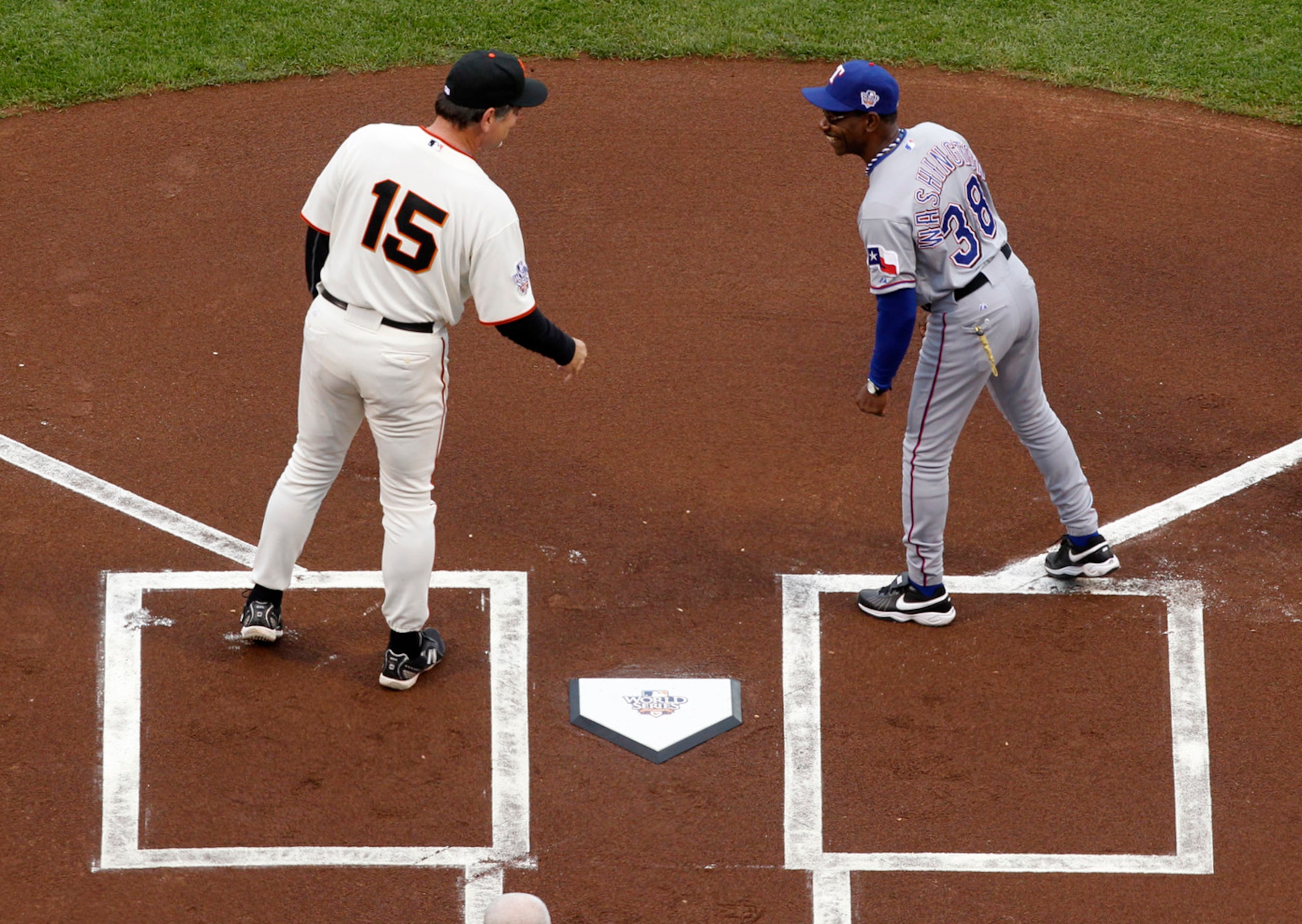 Texas Rangers manager Ron Washington, right, talks to San Francisco Giants manager Bruce...