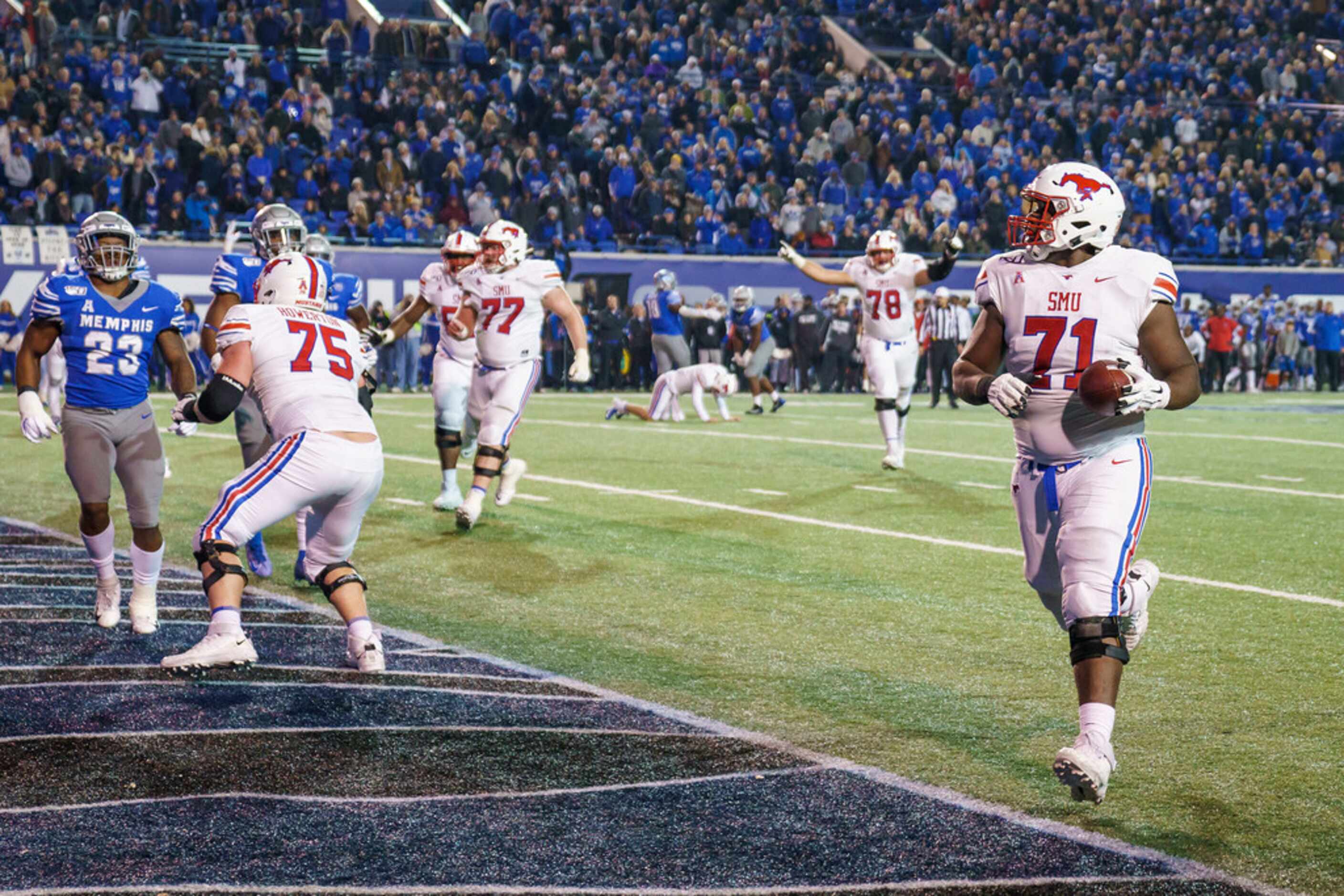 SMU offensive lineman Jaylon Thomas (71) scores a 2-point conversion during the second half...