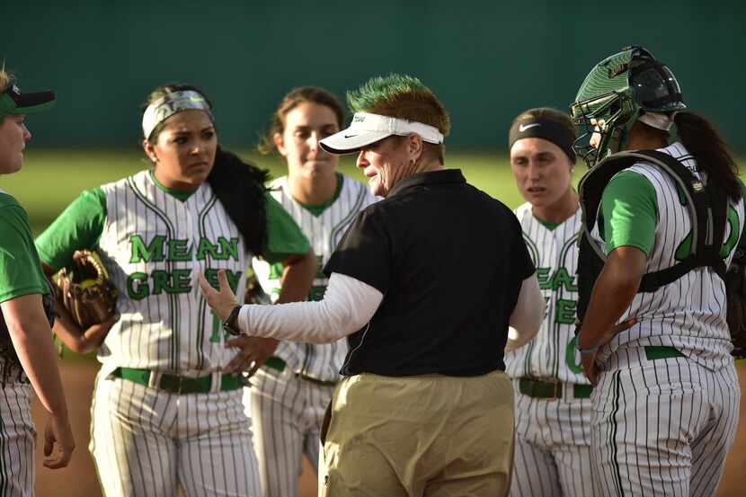 North Texas softball coach Tracey Kee talks to her team during an 8-5 loss to No. 13 Baylor...