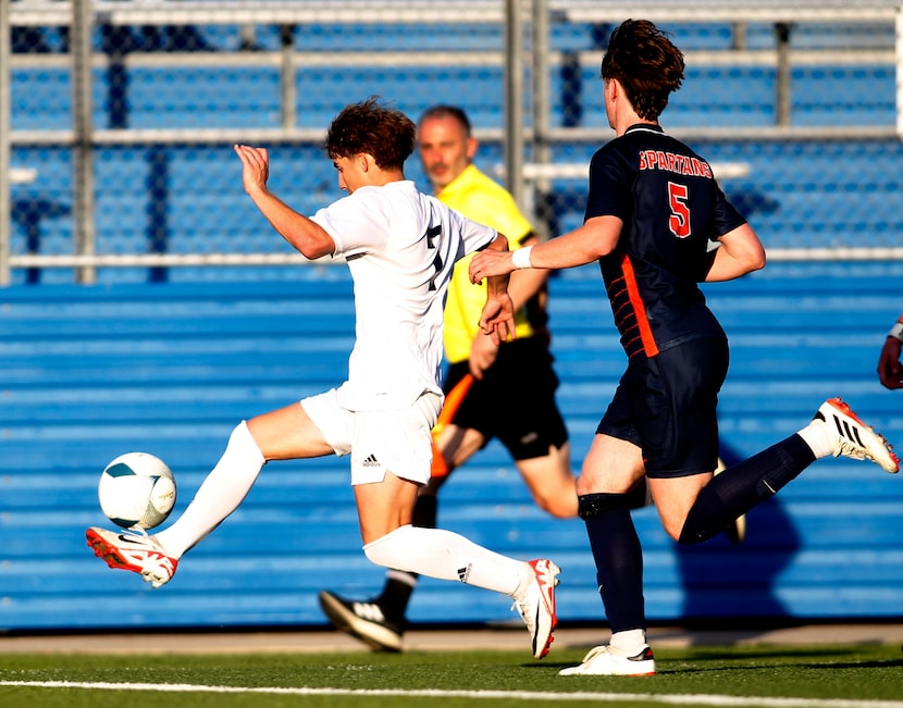  Flower Mound forward Landon Deleeuw (7), left, races down the sideline advancing the ball...