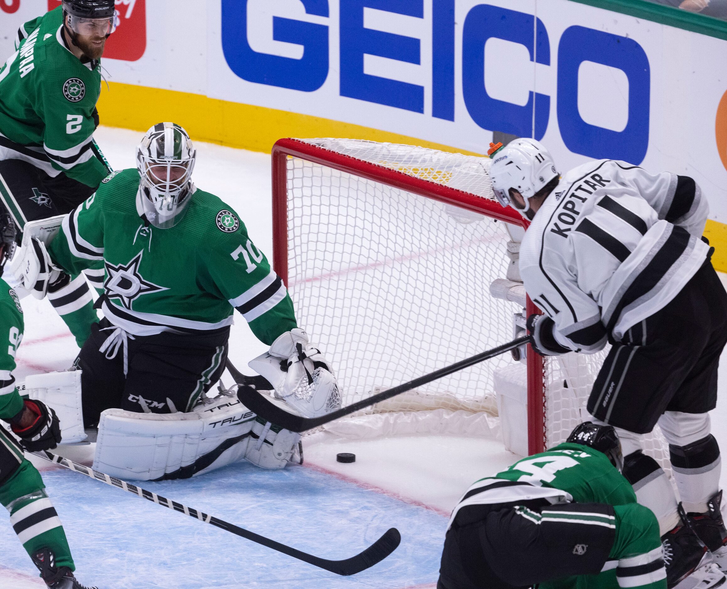 Los Angeles Kings center Anze Kopitar (11) scores during the first period of a Dallas Stars...