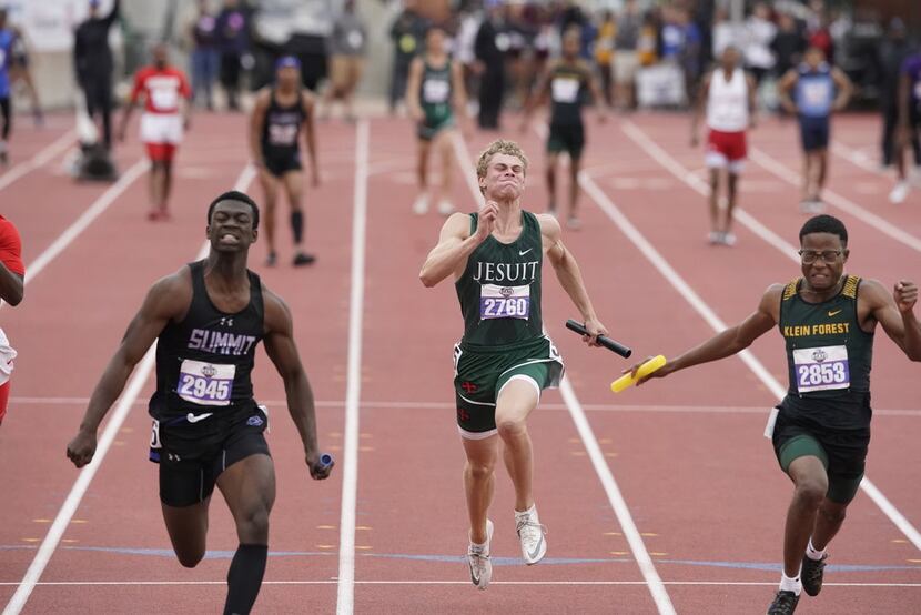Quenten Jones (left) surges to the finish line to give Mansfield Summit the state...