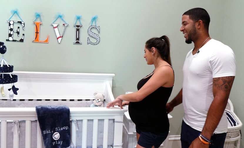 Elvis Andrus y su esposa Cori en su casa de Frisco, junto a la cuna para su primer hijo,...