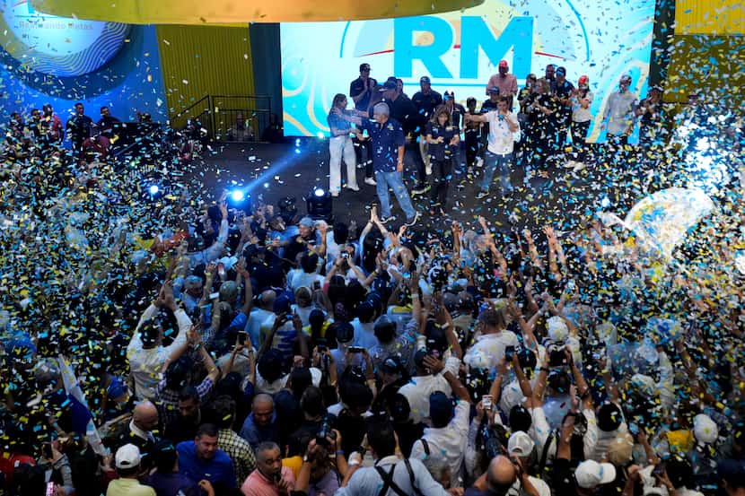 El candidato presidencial de Realizando Metas, José Raúl Mulino, en el centro, saluda a sus...