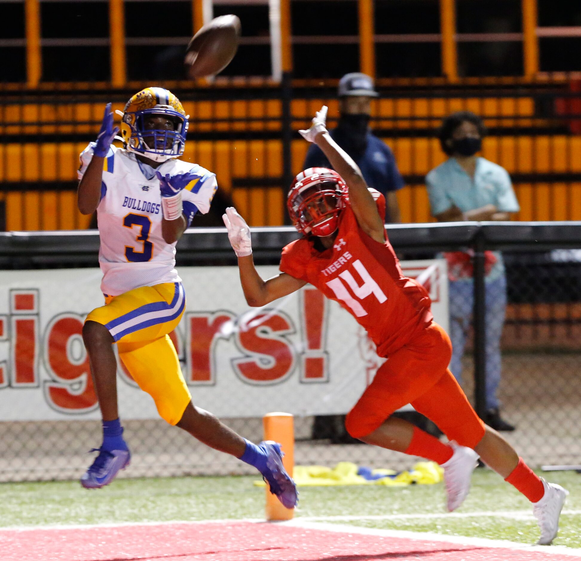 Chapel HillÕs Solomon Macfoy (3) gathers in a touchdown pass over Terrell defender Gaylen...