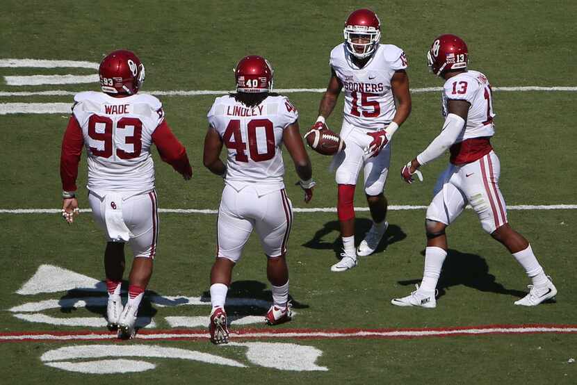 Oklahoma Sooners cornerback Zack Sanchez (15) catches an interception in the in the first...