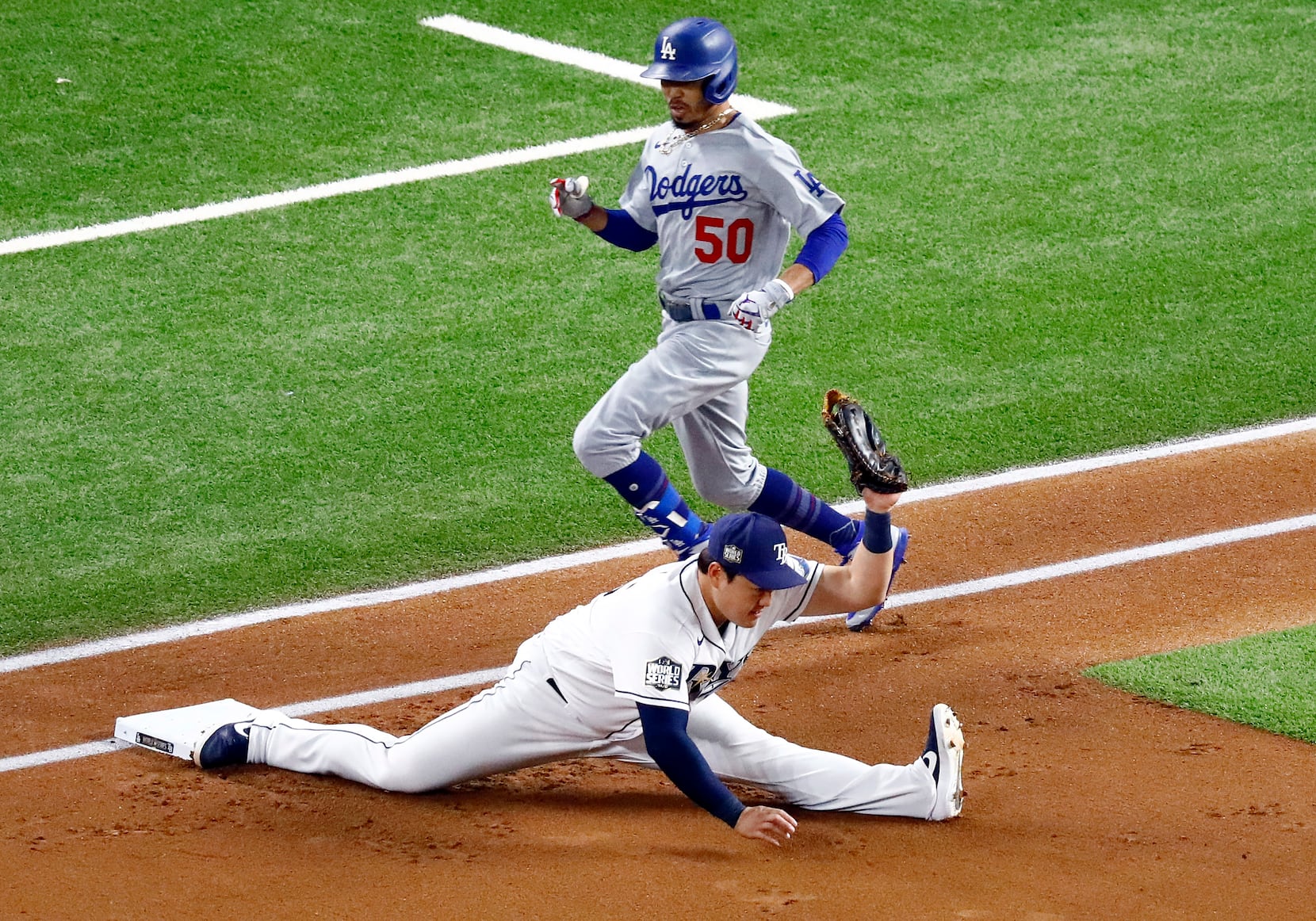 Ji-Man Choi does full splits at first base