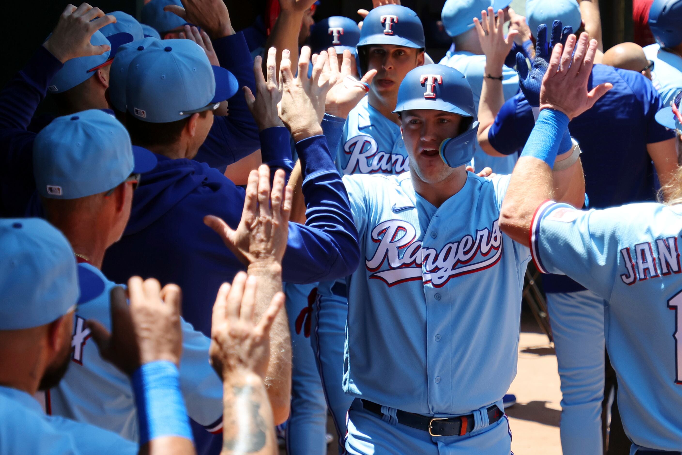 Dallas! Baseball season is back and the Texas @rangers are kicking