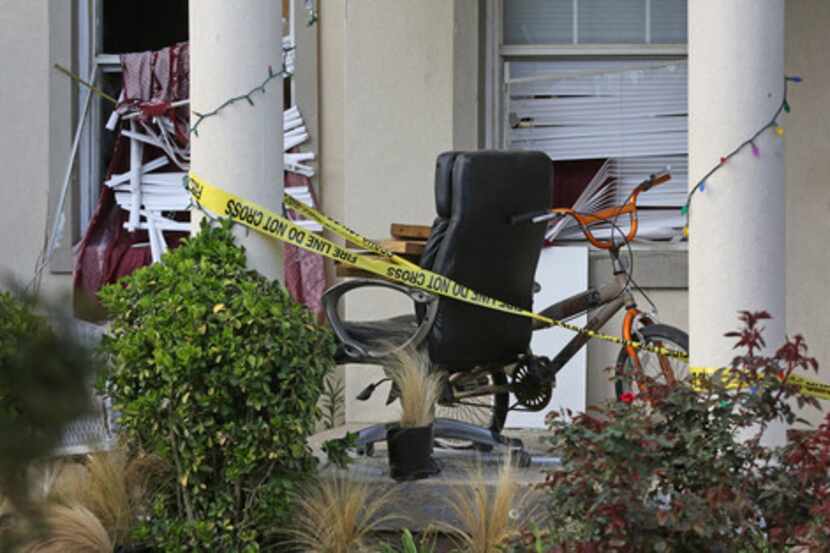 Esta vivienda en Durango Drive sufrió una explosión de gas y su dueño, quien sufrió heridas,...