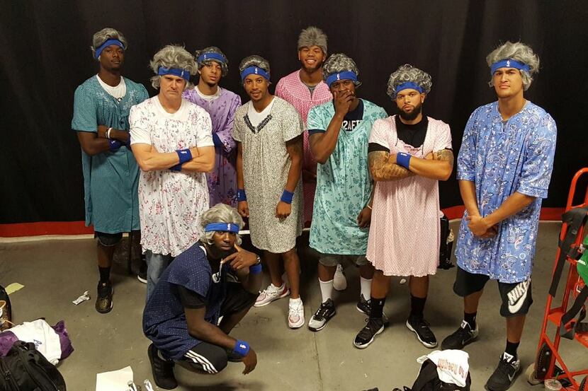 Team GWA team photo via the Dallas Mavericks' official Twitter account (@dallasmavs)