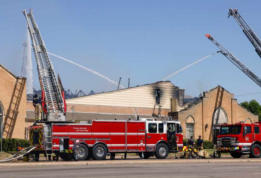 Incendio en la Saintsville Sanctuary Church of God in Christ en East Oak Cliff, el 18 de...