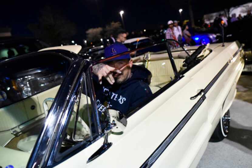 Brent Dobashi de Fort Worth estaciona su 1964 Super Sport Chevy Impala convertible al llegar...