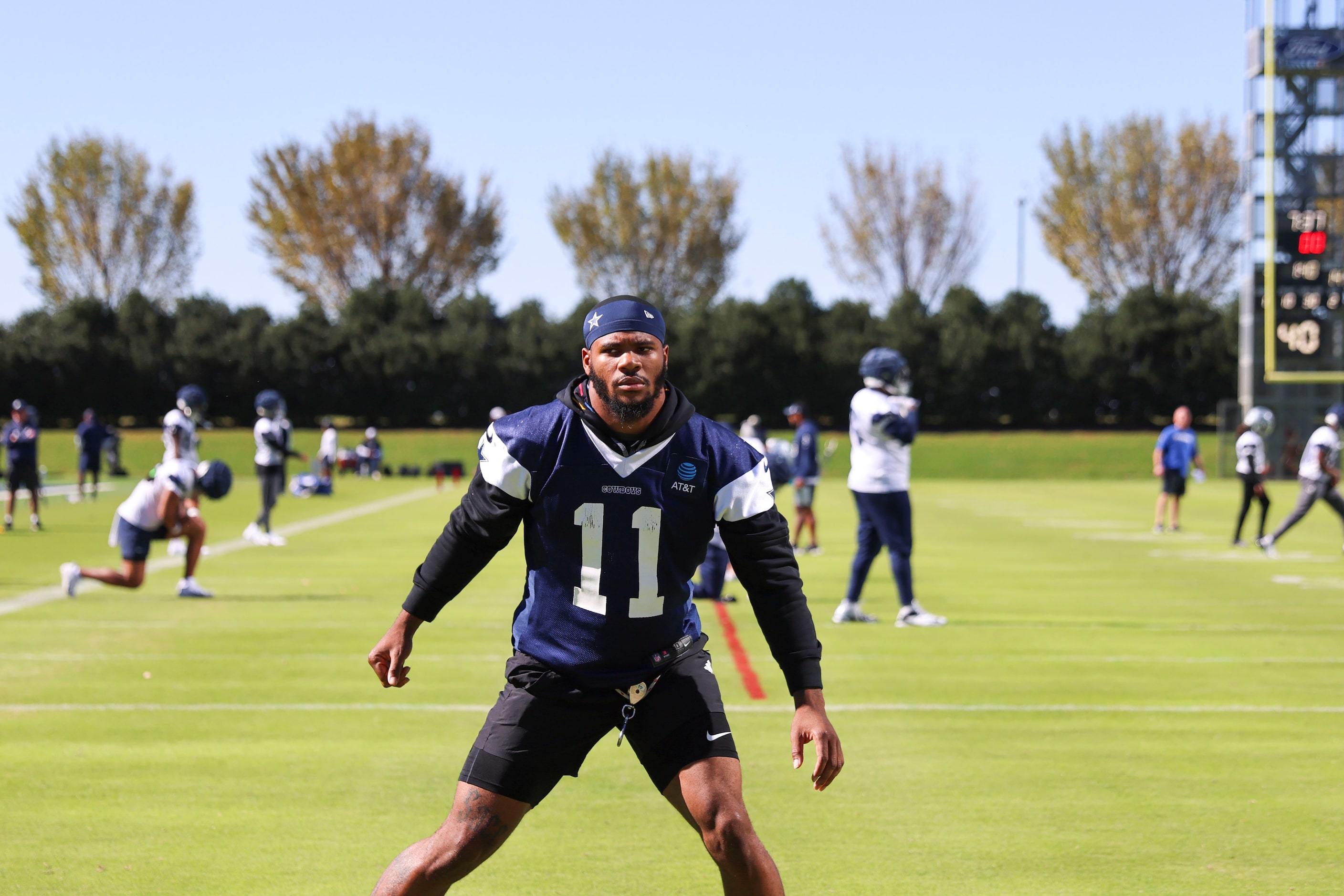 Dallas Cowboys linebacker Micah Parsons warms up during a team practice on Wednesday, Nov....