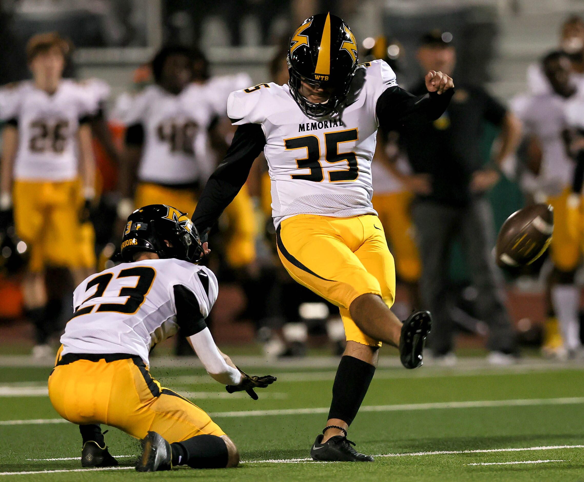 Frisco Memorial place kicker Ian Villarreal (35) makes a 40 yard field goal against Lake...