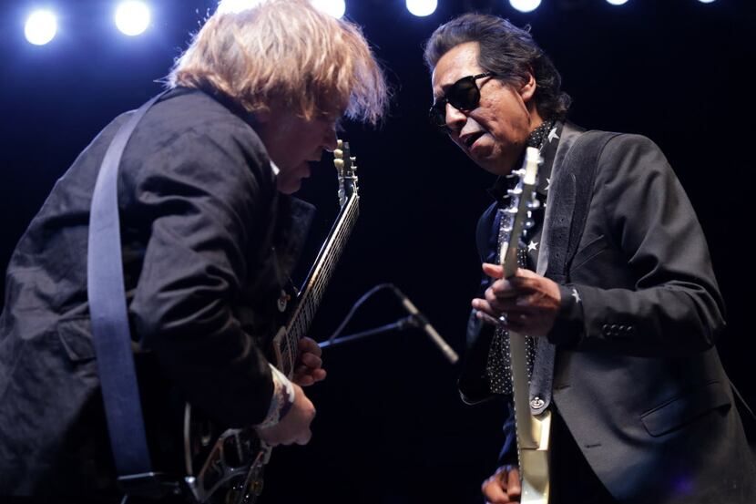 Alejandro Escovedo, right, performs with his band at Toyota Music Factory in Irving. The...
