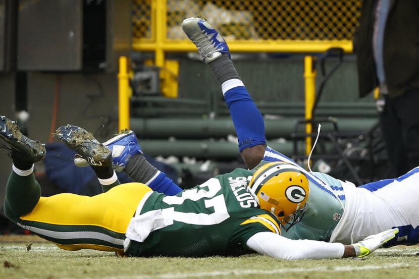 Dallas Cowboys wide receiver Dez Bryant (88) lunges for the end zone after making a...