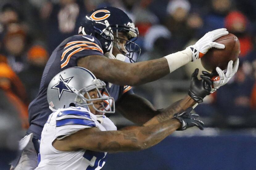 Chicago Bears wide receiver Alshon Jeffery (17) snatches a reception away from Dallas...