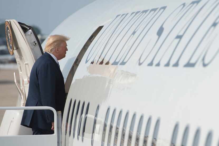 El presidente de Estados Unidos, Donald Trump, sube al Air Force One en la Base Andrews de...