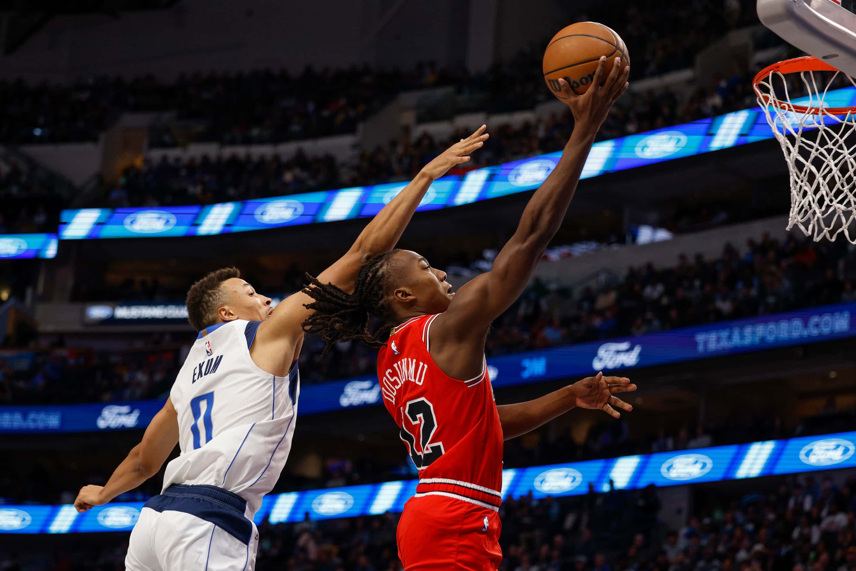 Dallas Mavericks guard Dante Exum (0) contests a shot from Chicago Bulls guard Ayo Dosunmu...