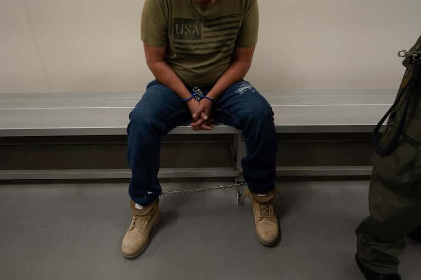 Un inmigrante espera ser procesado en el Centro de Detención de Los Ángeles, el 6 de junio...