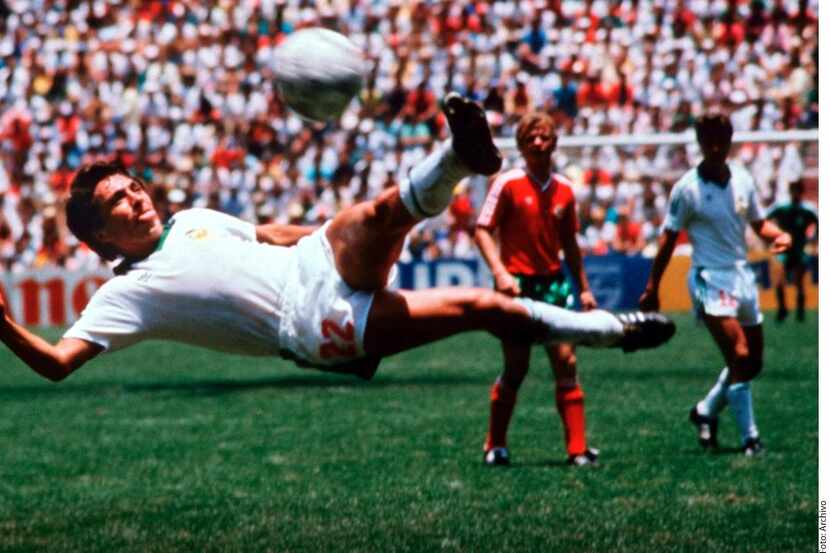 El mexicano Manuel Negrete anotó un gol de tijera ante Bulgaria en la Copa del Mundo de...