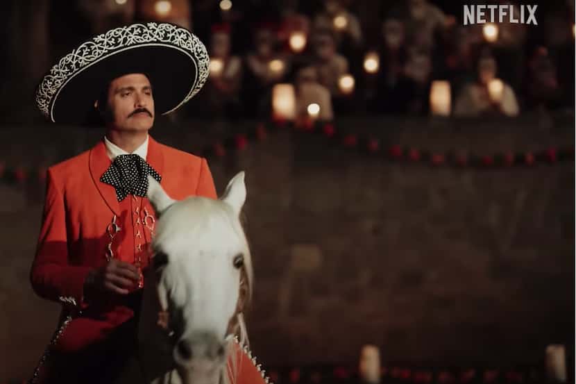 Jaime Camil, personificado como Vicente Fernández para la serie de Netflix 'El Rey, Vicente...