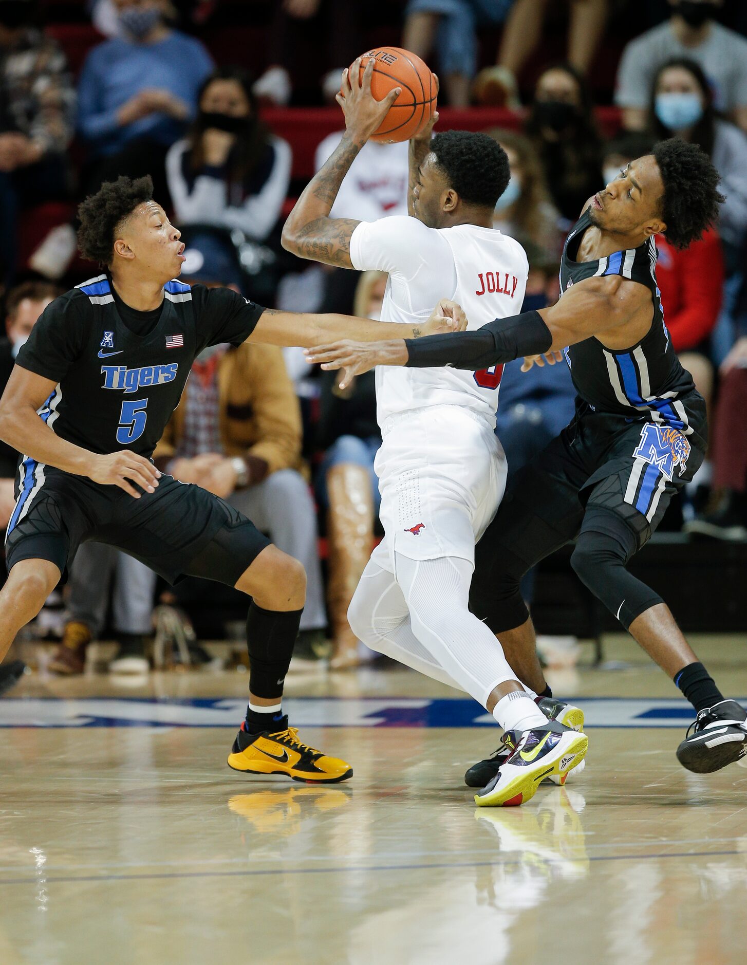 SMU guard Tyson Jolly (0) battles Memphis guard Boogie Ellis (5) and forward DeAndre...