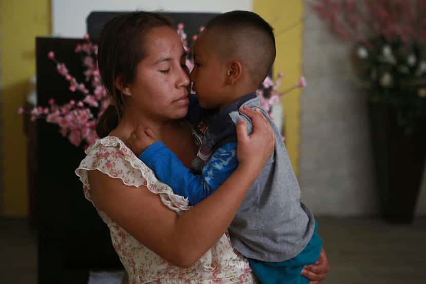Una mujer abraza a un niño en el albergue del Buen Samaritano, el miércoles 30 de marzo de...