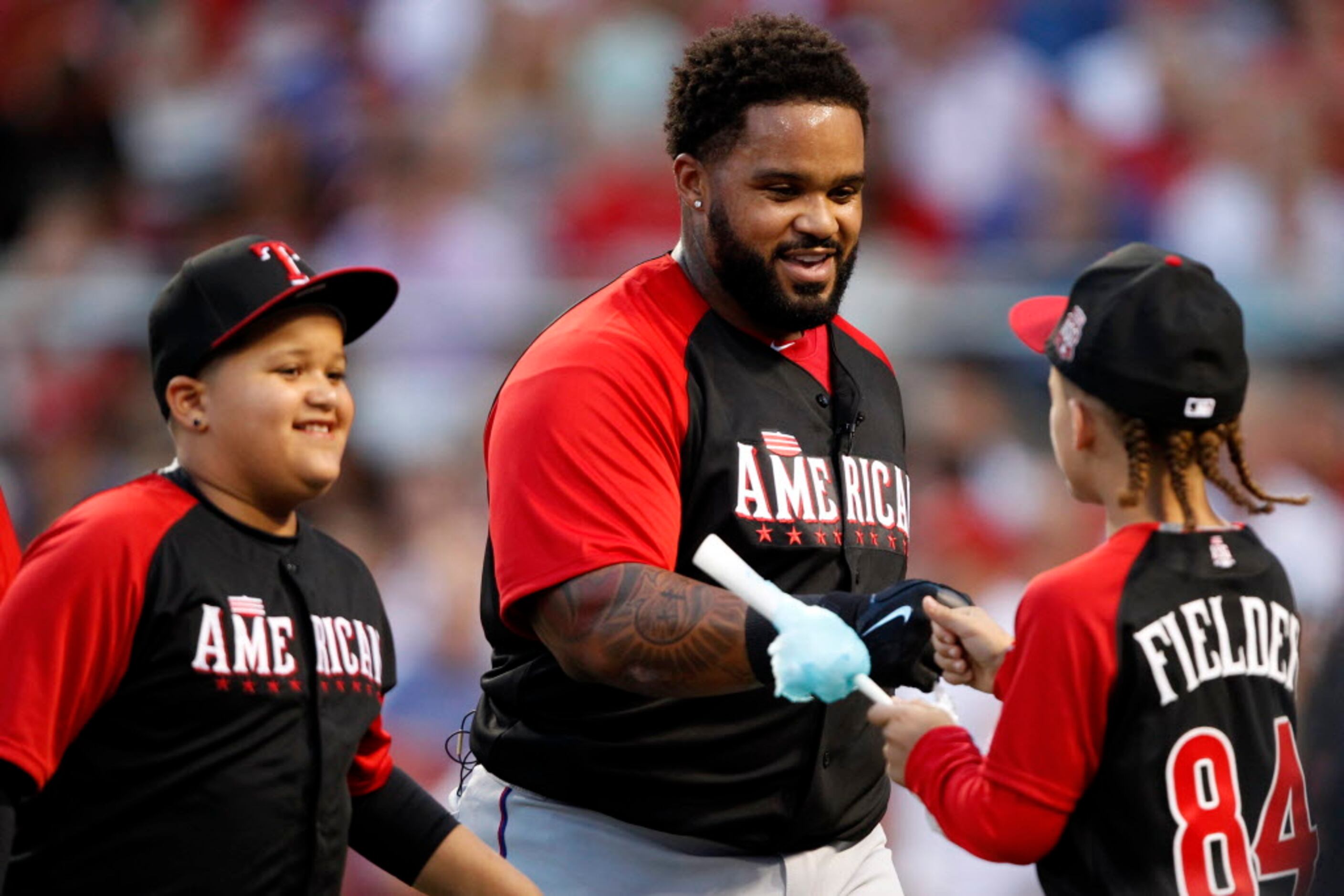 Fielder thrills crowd by winning HR contest for second time