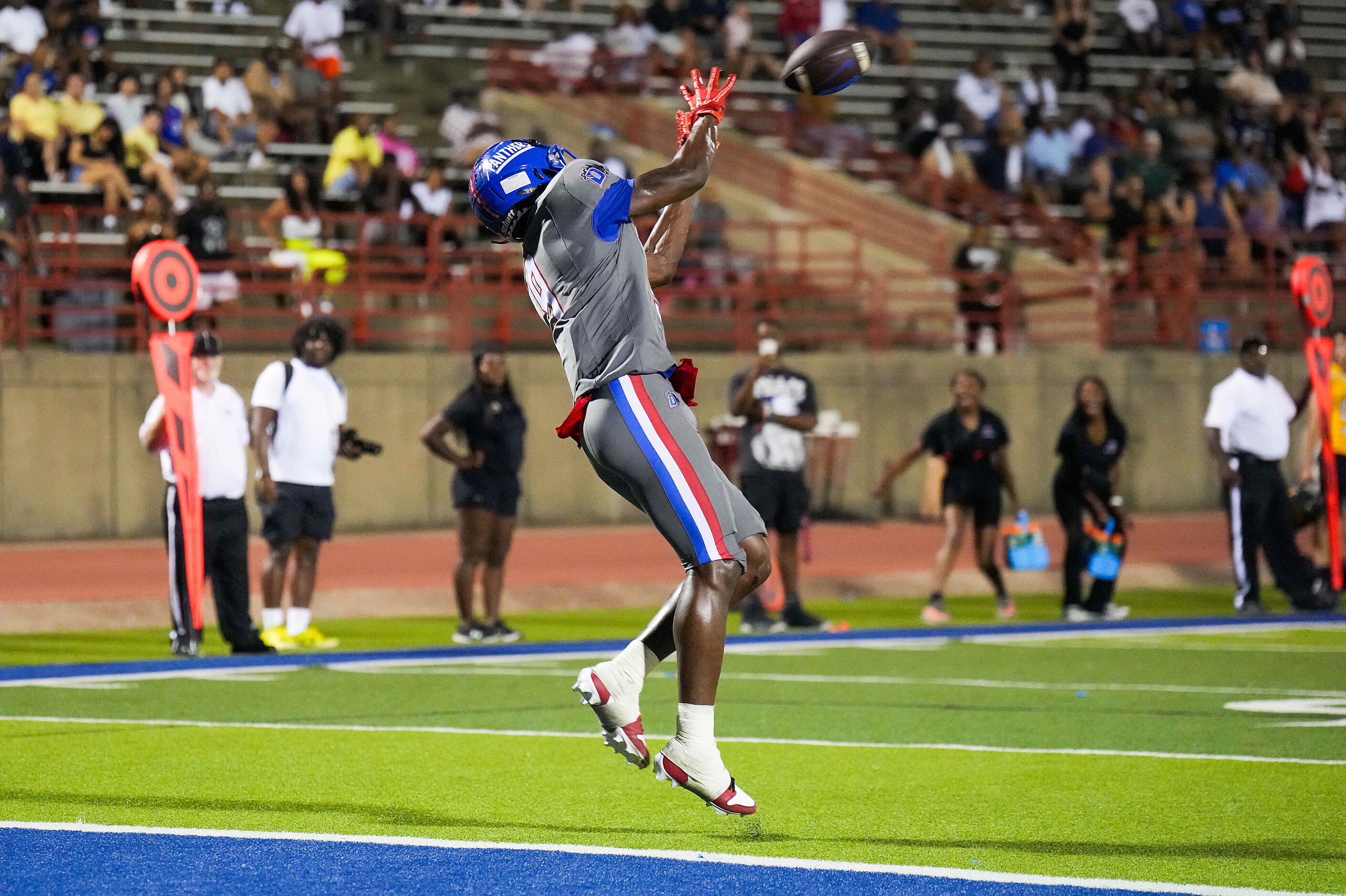 Duncanville wide receiver Zach Turner (9) catches 22-yard touchdown pass with 1:57 left to...