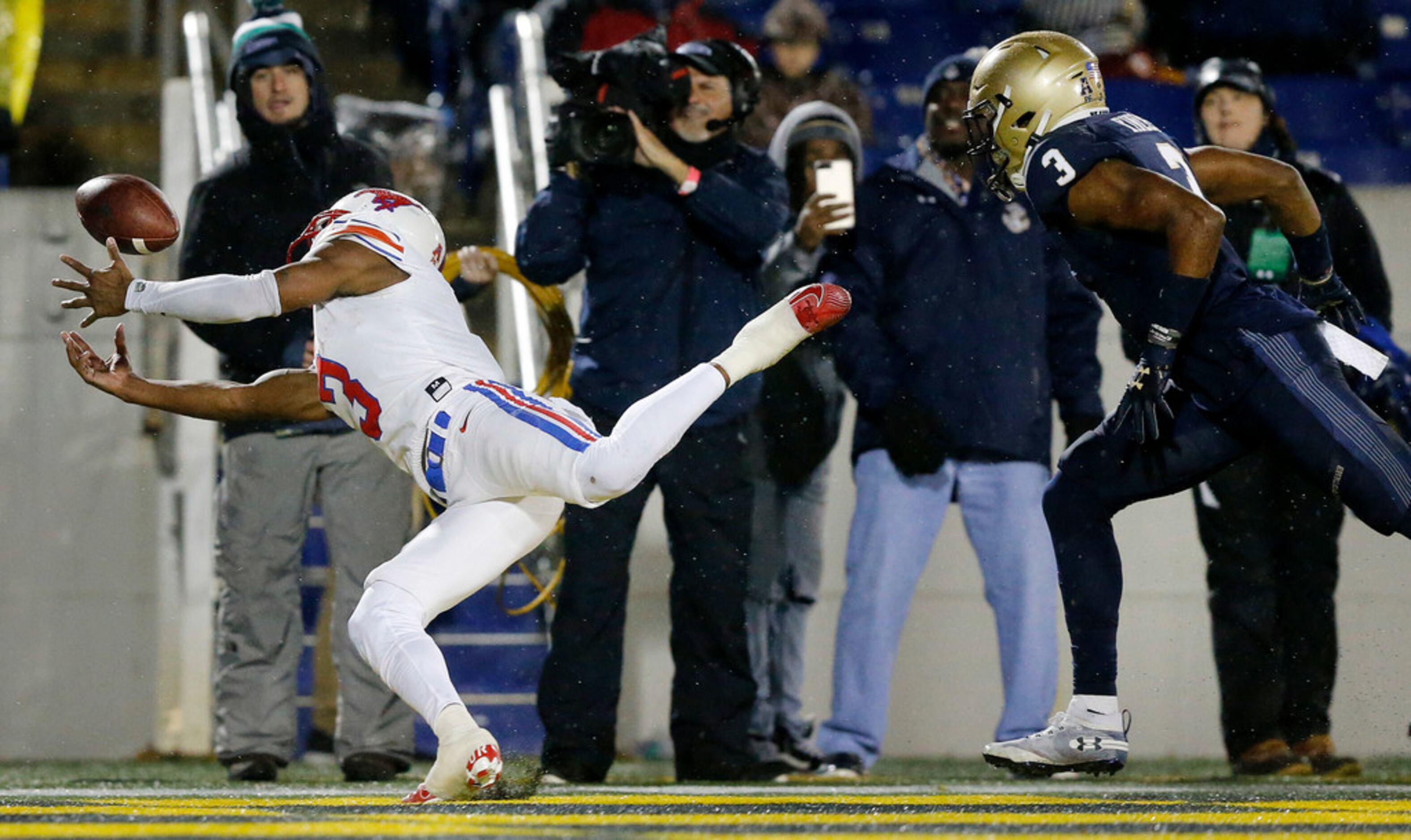 Southern Methodist Mustangs wide receiver James Proche (3) tried to make a one-handed catch...