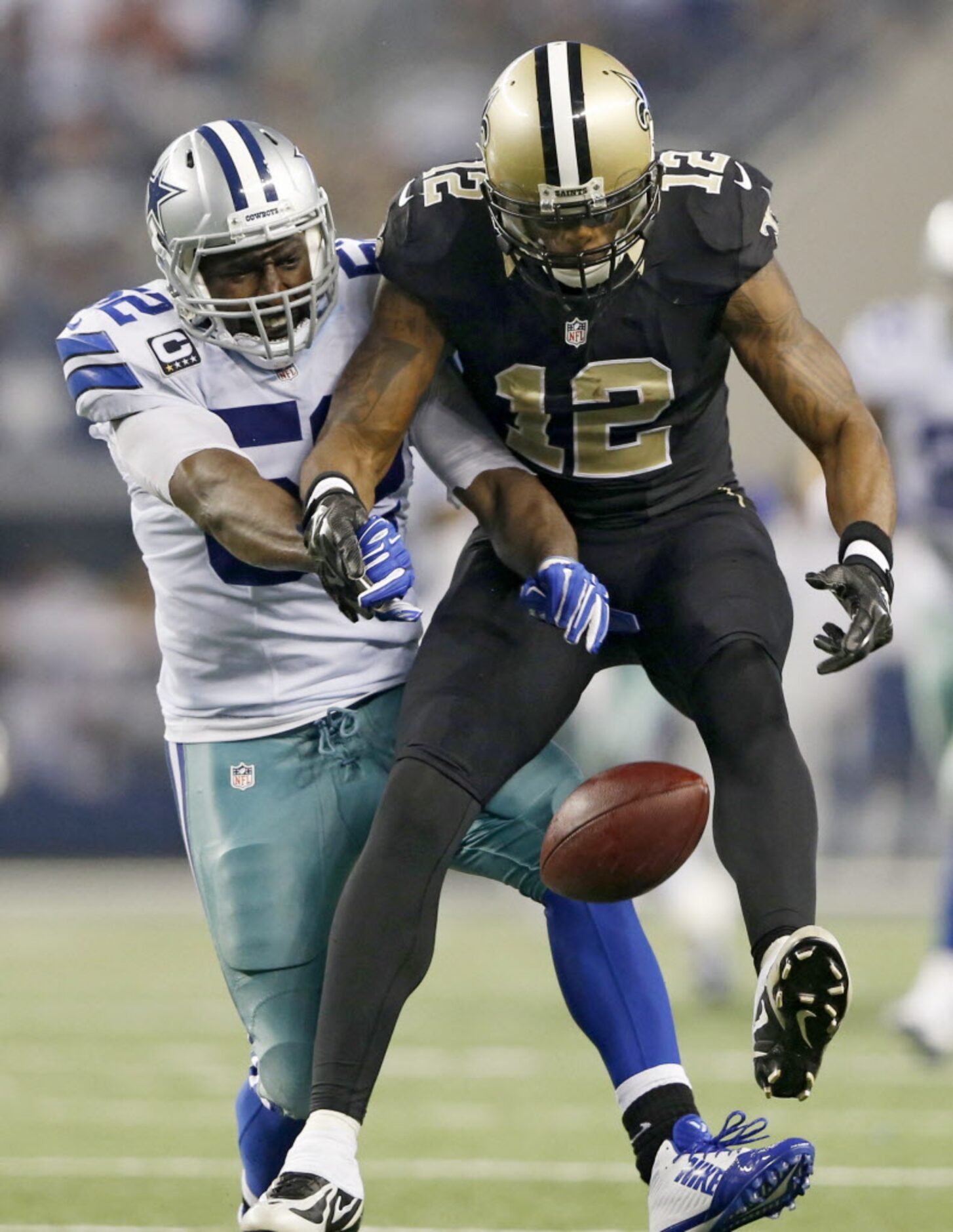 Dallas Cowboys outside linebacker Justin Durant (52) knocks the ball out of the hands of New...