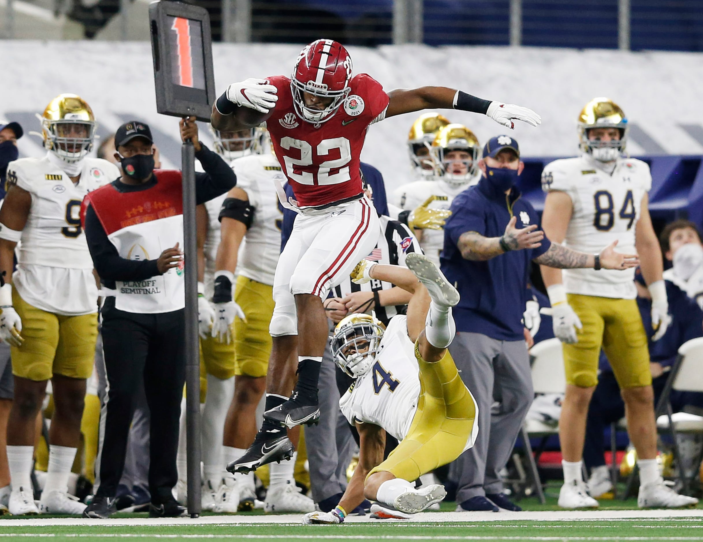 Najee Harris wins Alabama pro day from the sidelines