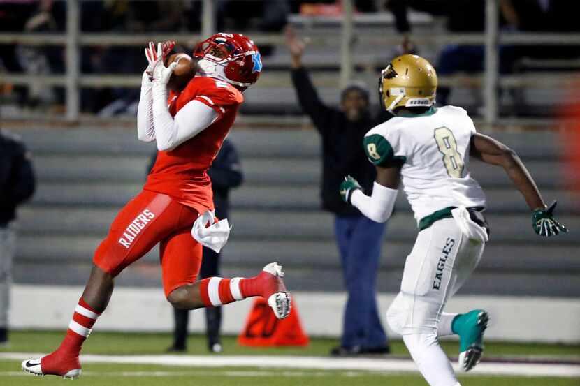 Skyline wide receiver Quaydarius Davis (2) catches a long second quarter touchdown pass...