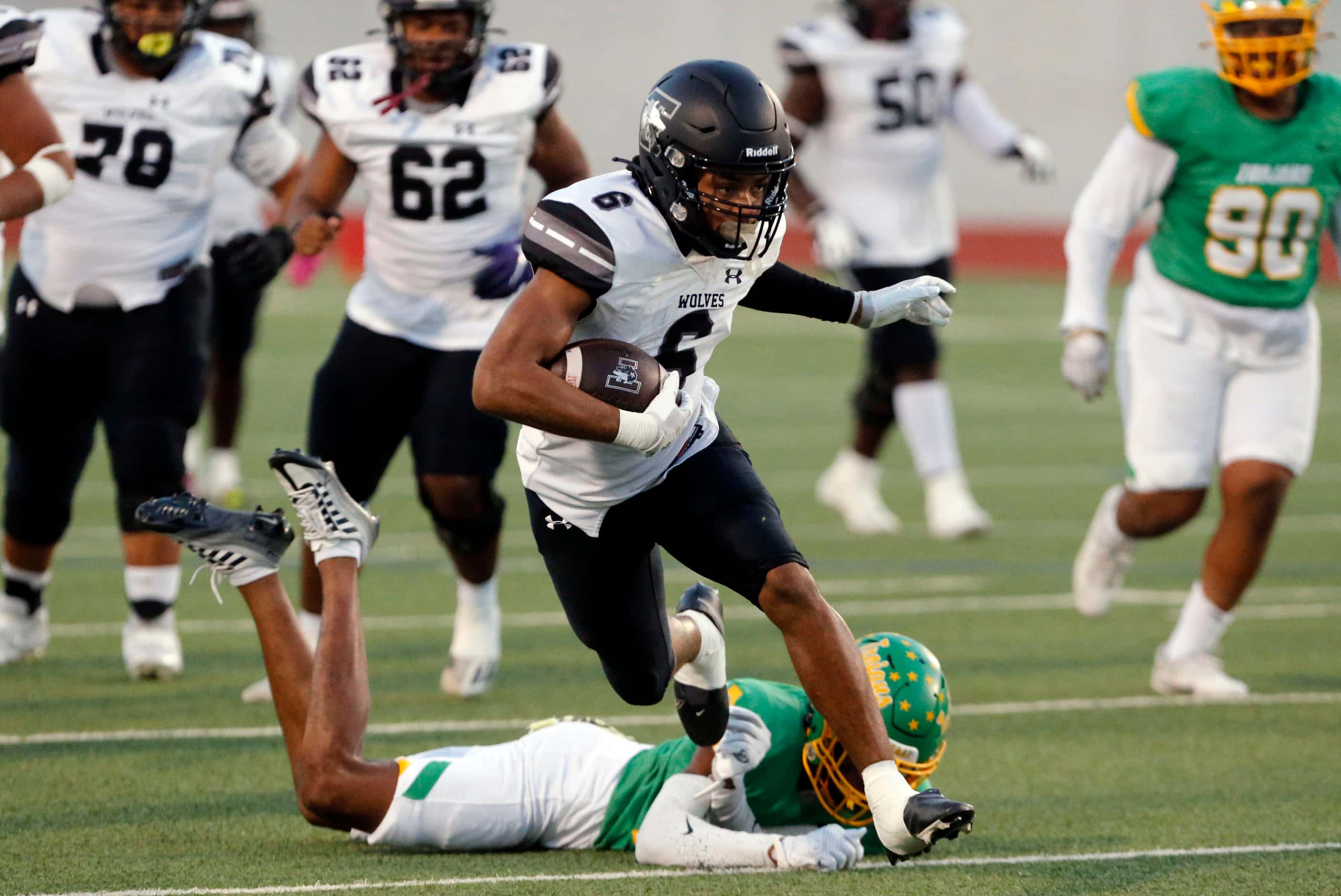 Mansfield Timberview RB Jaylon Woods (6) picks up a first down during the first half of a...
