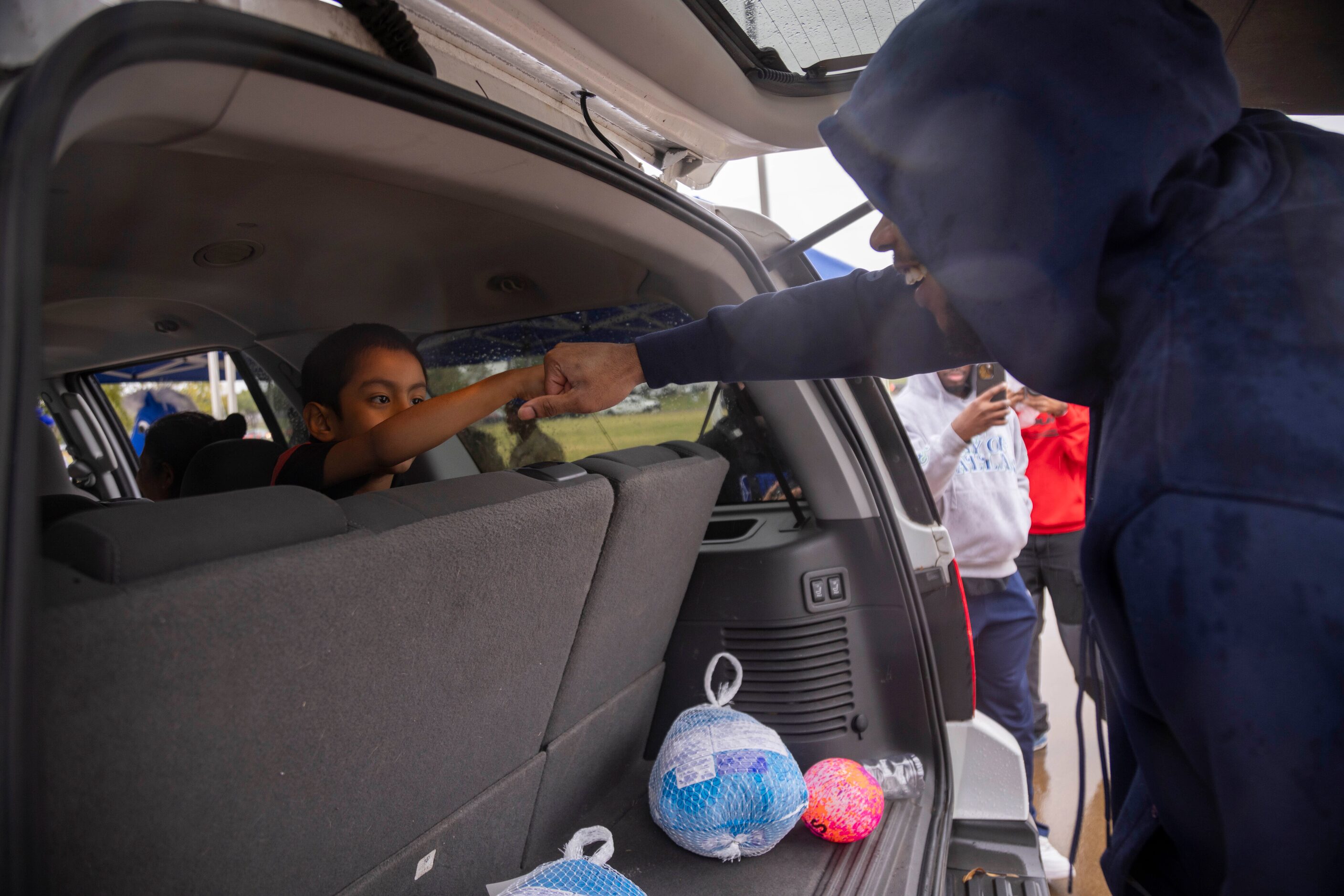 Dallas Mavericks guard Jaden Hardy (1) fist bumps Dylan Medavilla, 5, after loading a turkey...