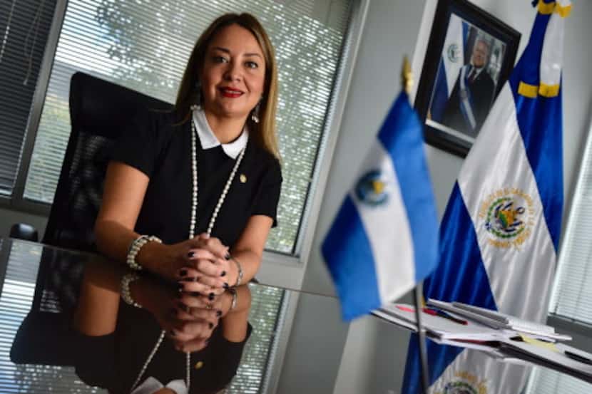 Verónica Pichinte, cónsul de El Salvador en Dallas en su oficina del consulado. BEN...