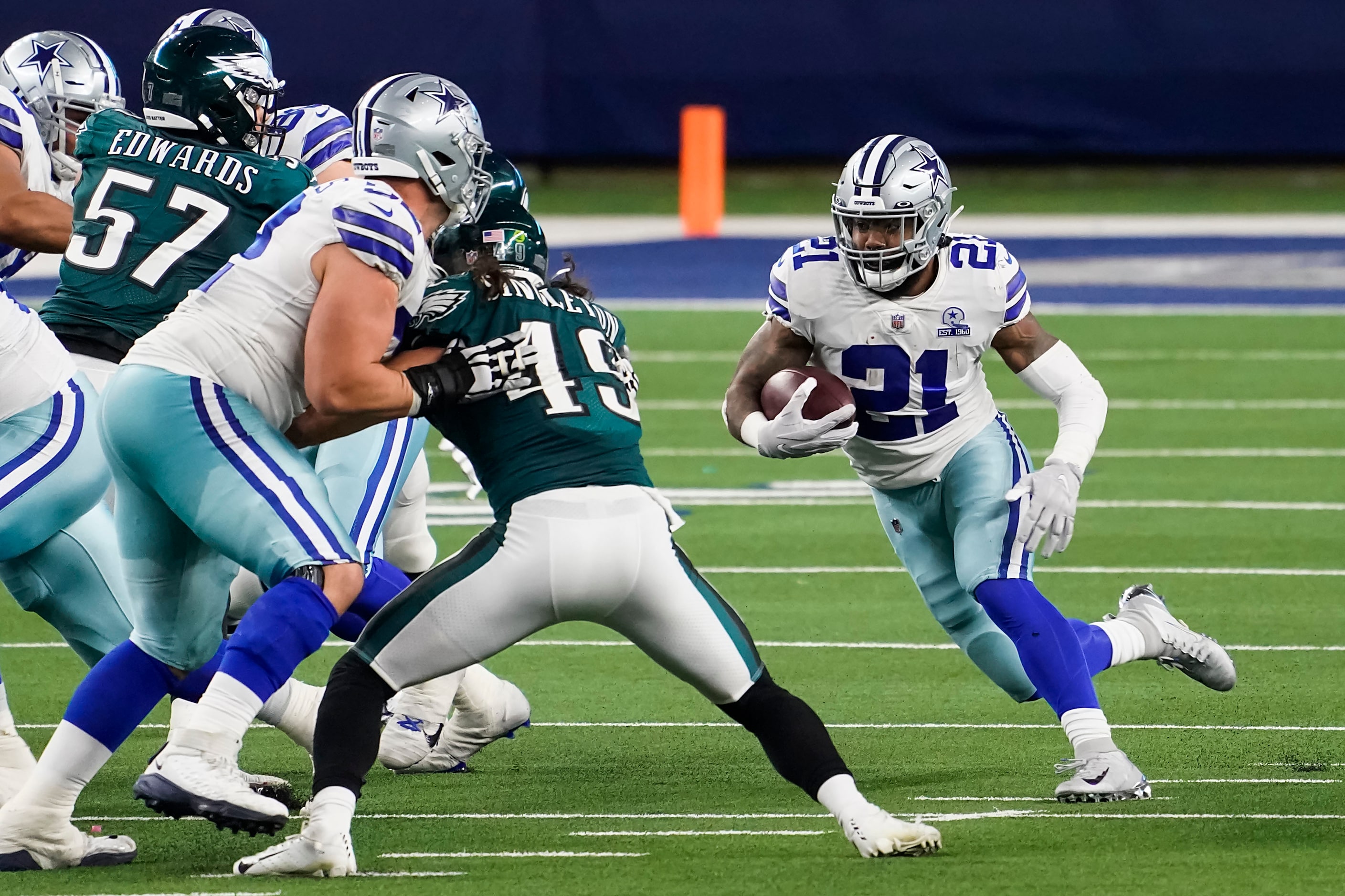 Dallas Cowboys running back Ezekiel Elliott (21) races through the Philadelphia Eagles...