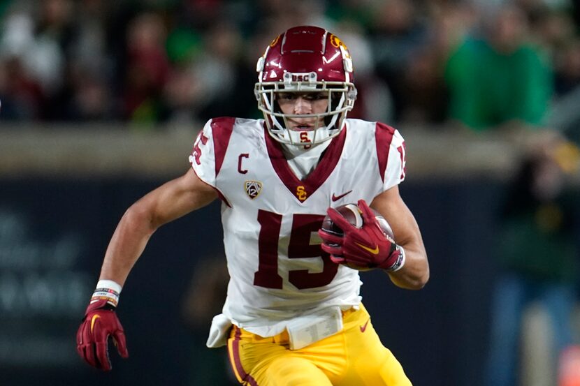 Southern California wide receiver Drake London (15) plays against Notre Dame in the first...