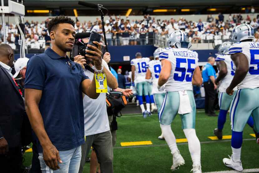 Boxer Errol Spence Jr. watches as the Cowboys leave the field after warmups before an NFL...