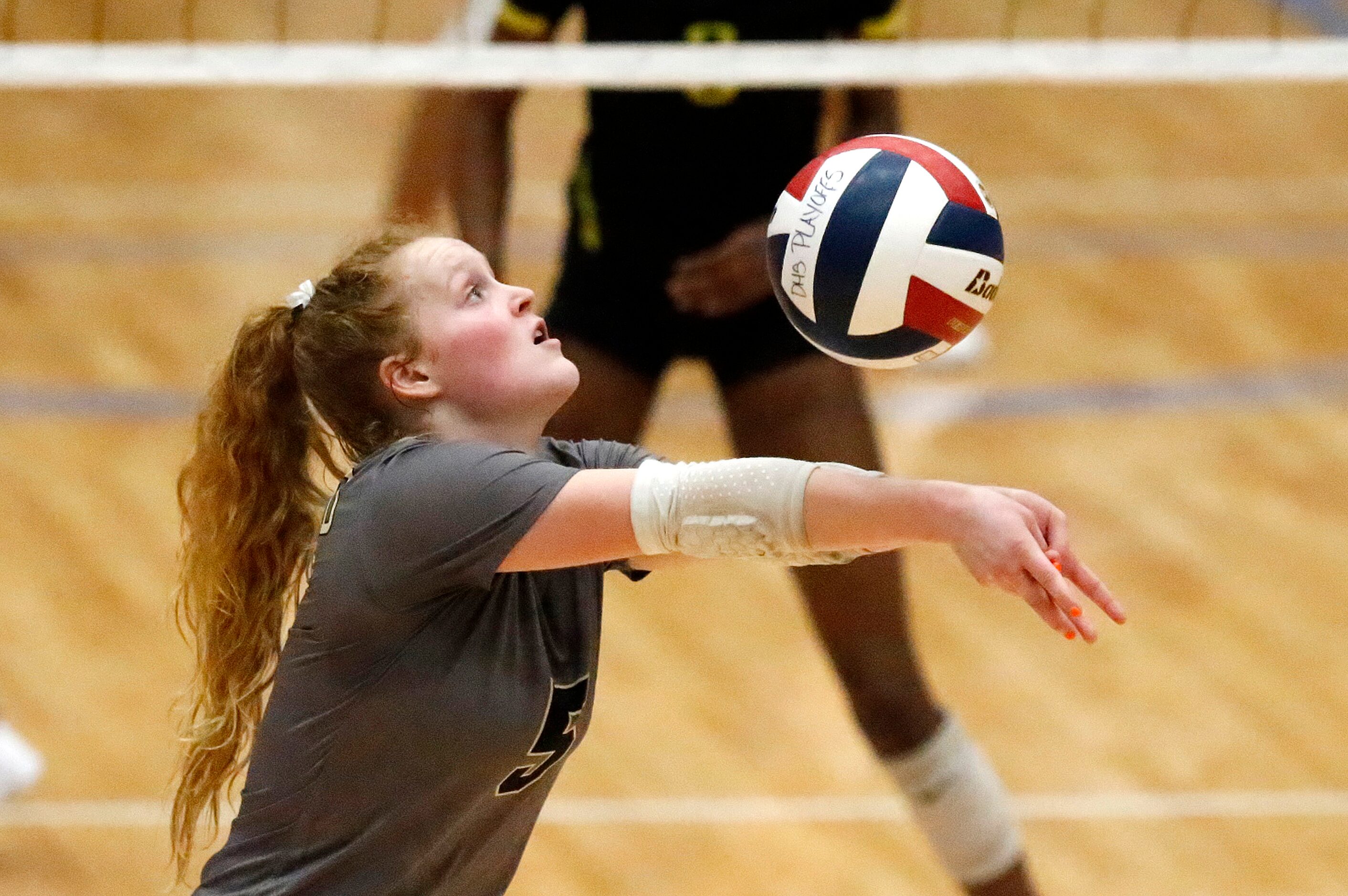 Mansfield High School liber Reegan Shoquist (5) makes a pass during game two as DeSoto High...