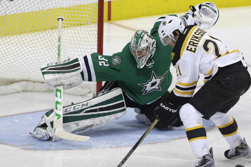 Dallas Stars goalie Kari Lehtonen (32) defends the goal against Boston Bruins left wing Loui...