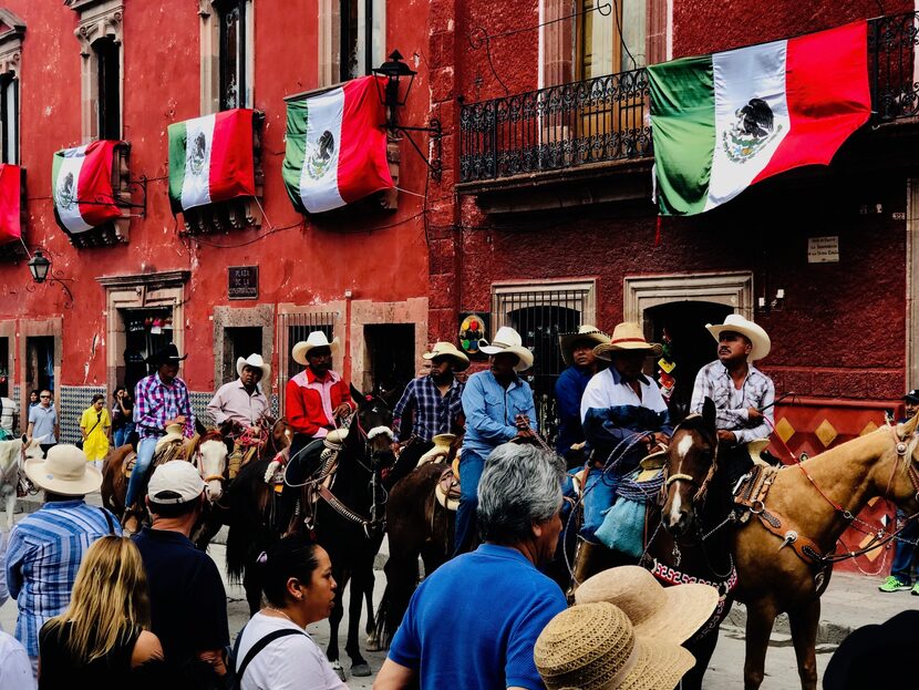 Un grupo de charros arriban a San Miguel de Allende para participar en la Sanmiguelada.