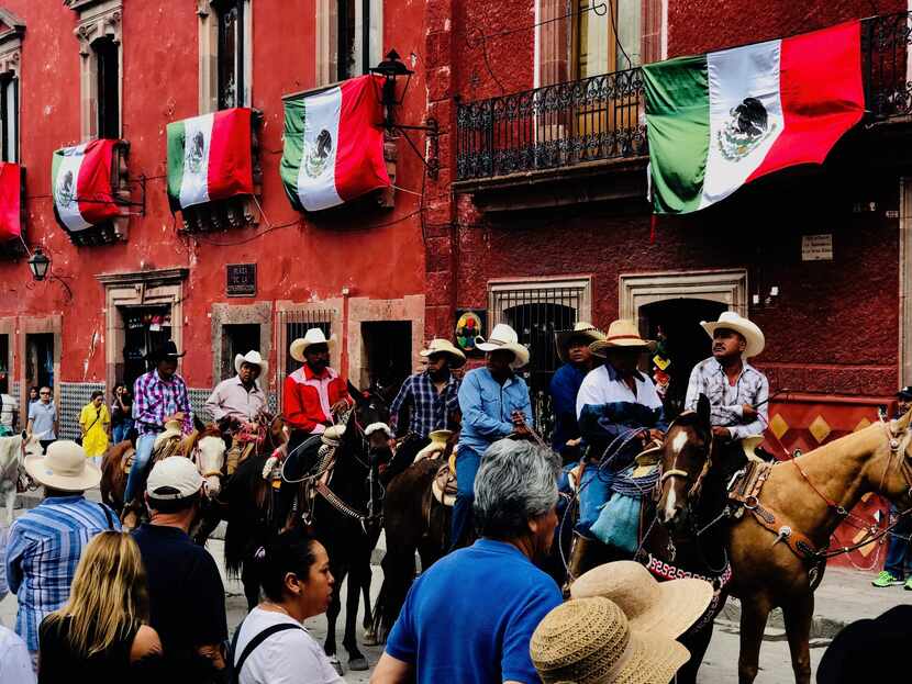 Un grupo de charros arriban a San Miguel de Allende para participar en la Sanmiguelada.