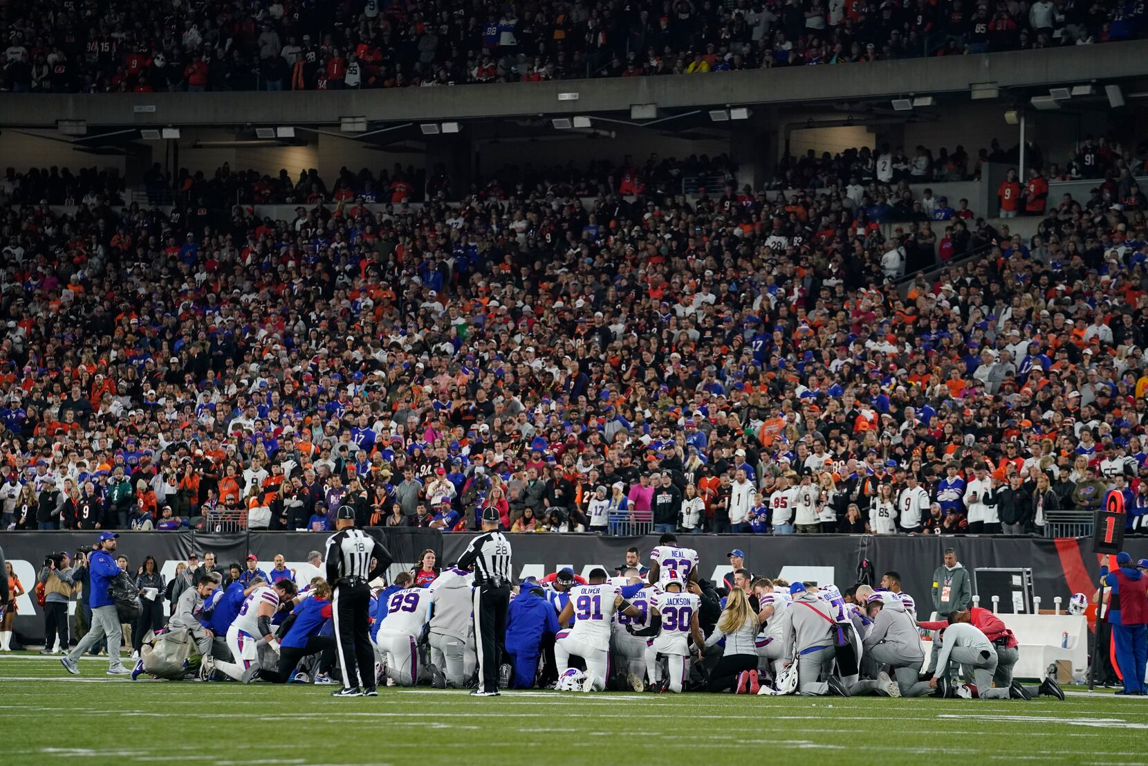 Praying for a miracle': Cowboys players, NFL react to Bills' Damar Hamlin's  injury